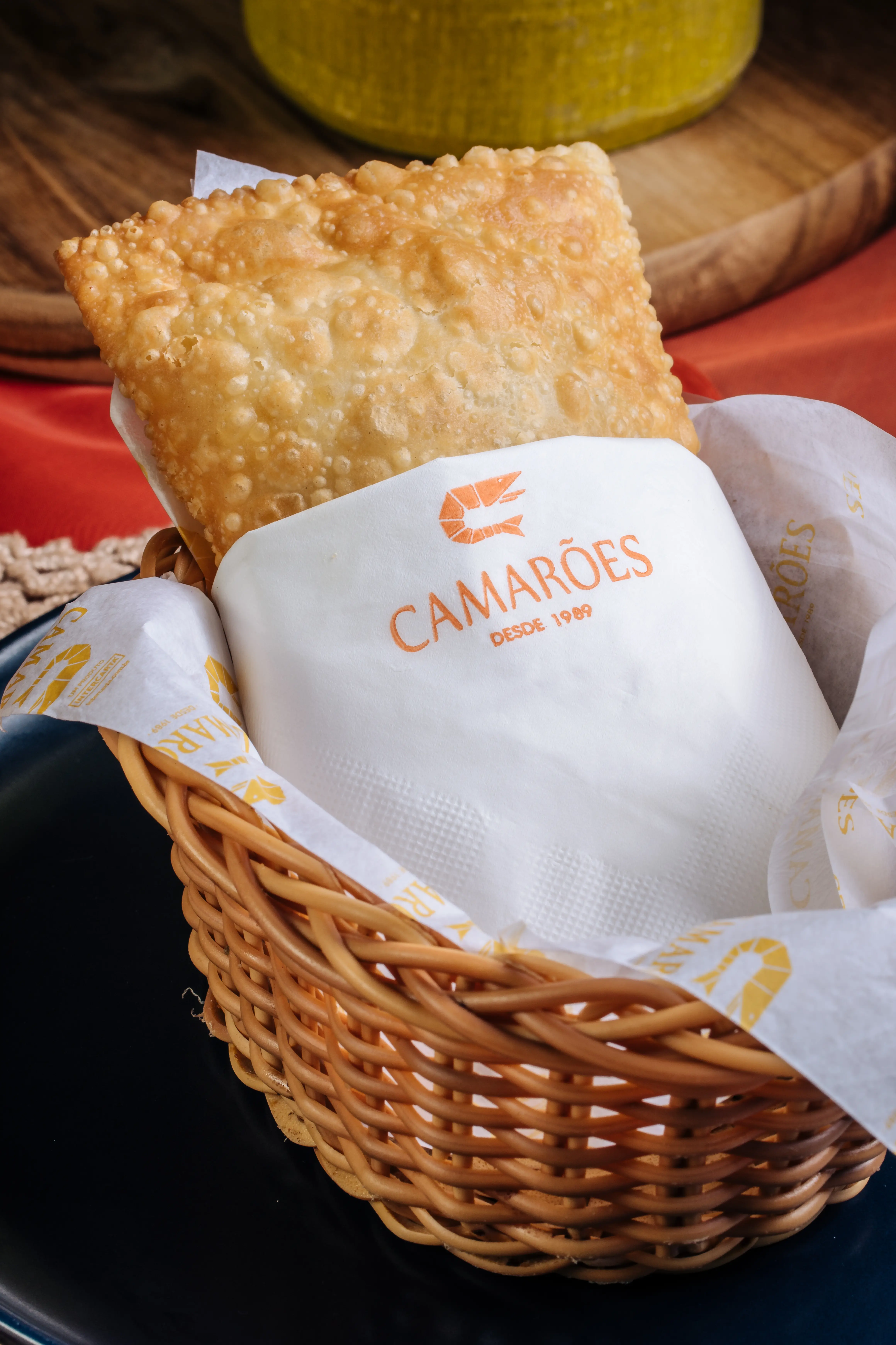 Pastéis artesanais crocantes recheados com camarão selecionado